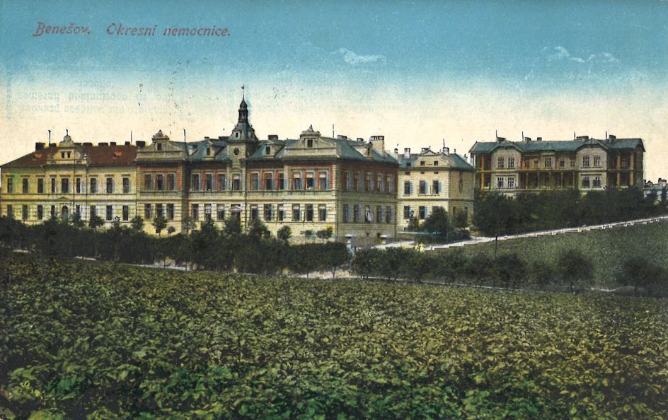Další rozvoj nemocnice v jejích počátcích přinesl rok 1908, kdy byl otevřen nový chirurgický pavilon, úplně vlevo.