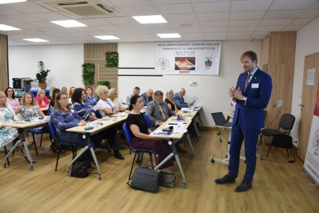 Nemocniční ombudsmani se sešli v Benešově. Navštívil je i ministr